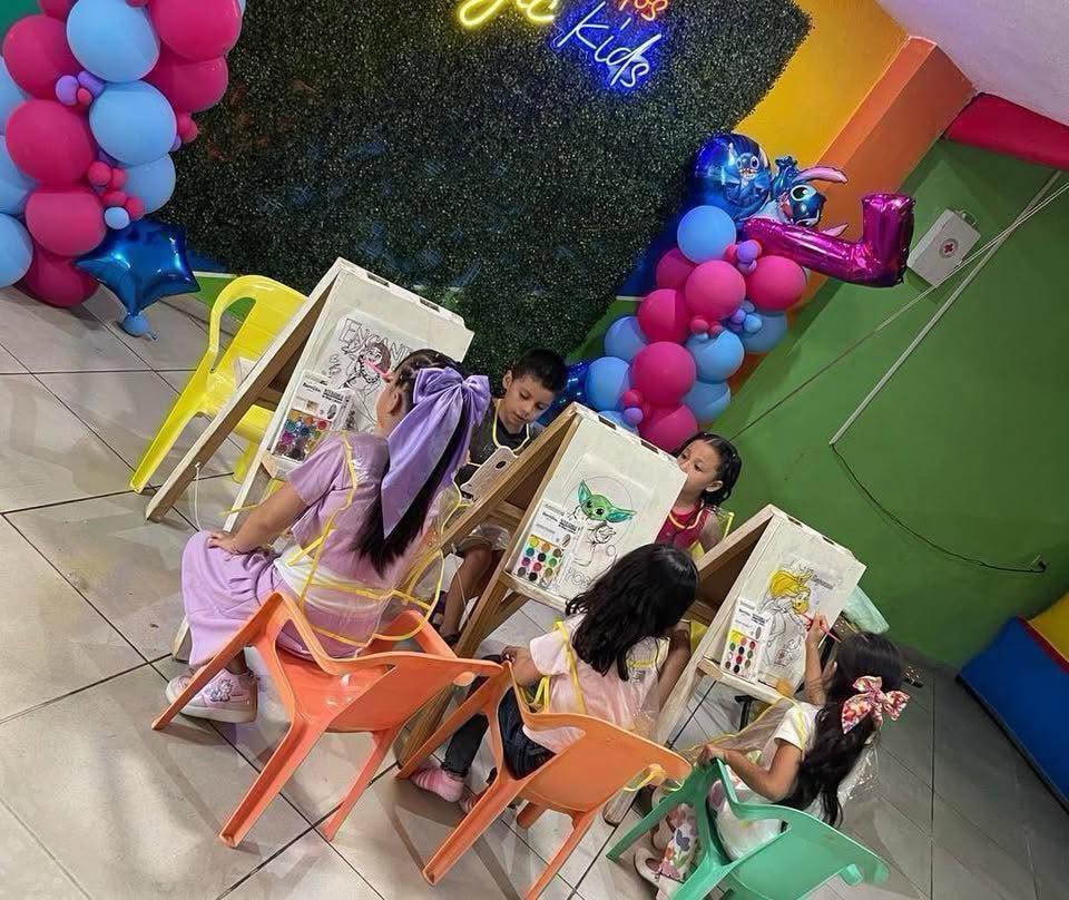 Niños pintando en caballetes