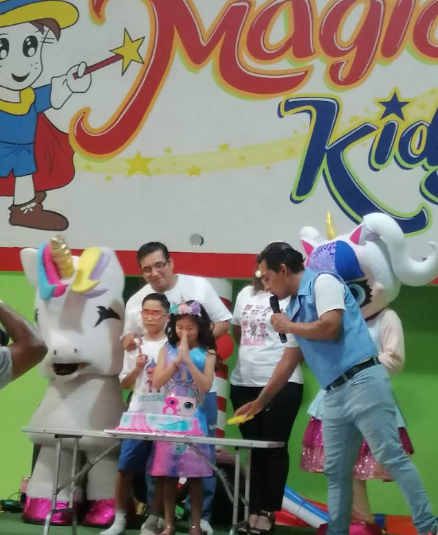 Festejada frente a su pastel con botargas de unicornio