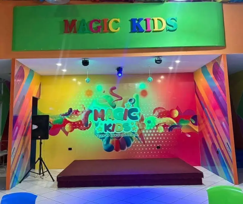 Escenario con letrero Magic Kids